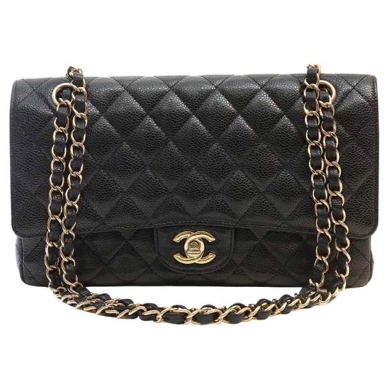Chanel Bolsa Classic Flap Média em Couro Caviar Preto com Ferragem Dourada